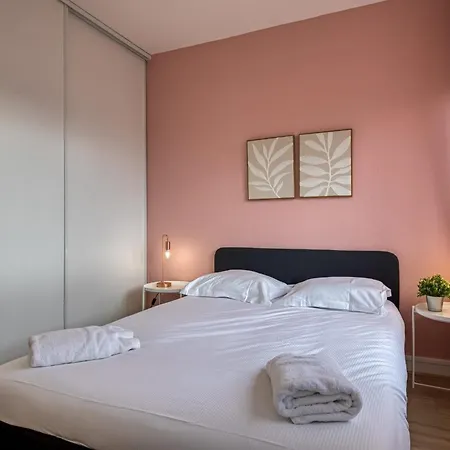 아파트 La Des 3 Tours Spacieux 3 *